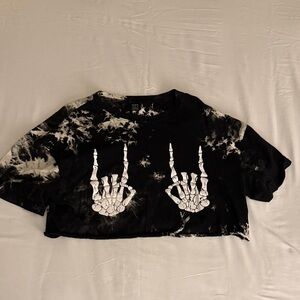 SHEIN Black and White Tie-Dye Skull Hands Crop Top